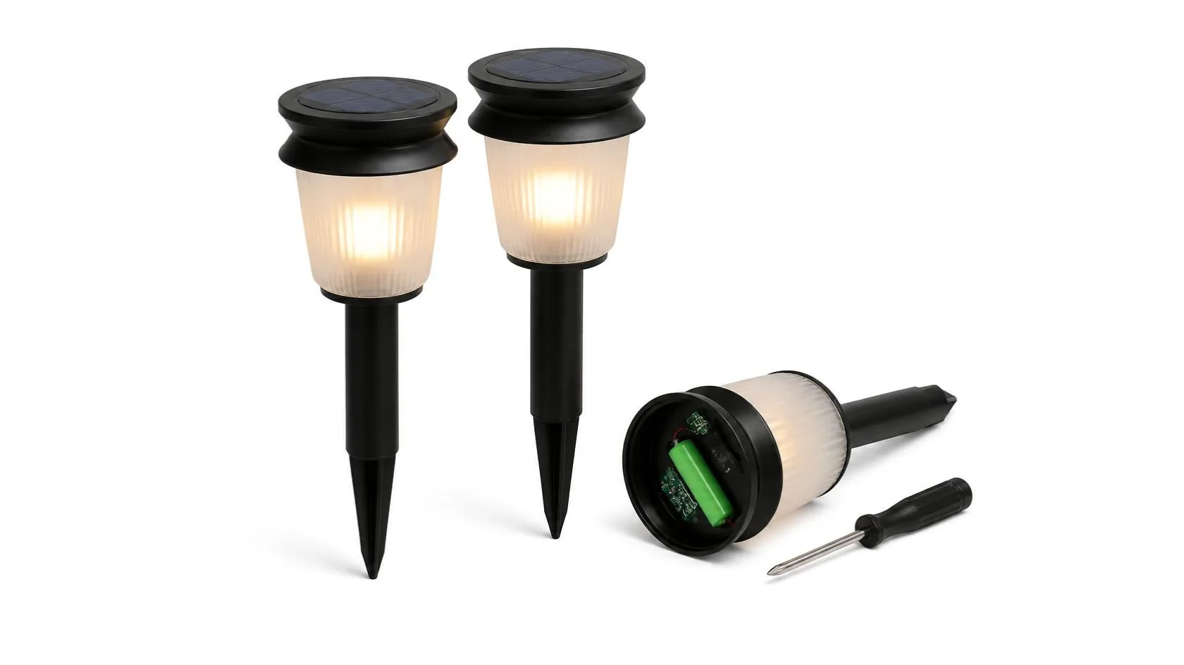 Lampade LED solari da giardino accese con pannello fotovoltaico, una aperta con batteria e circuito
